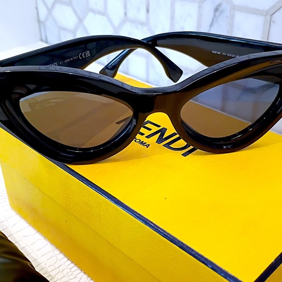 The NEW FENDI FE40146I Diamonds FF Logo 40146 Black Gold Fashion Cat Sunglasses - Picture 13 of 16